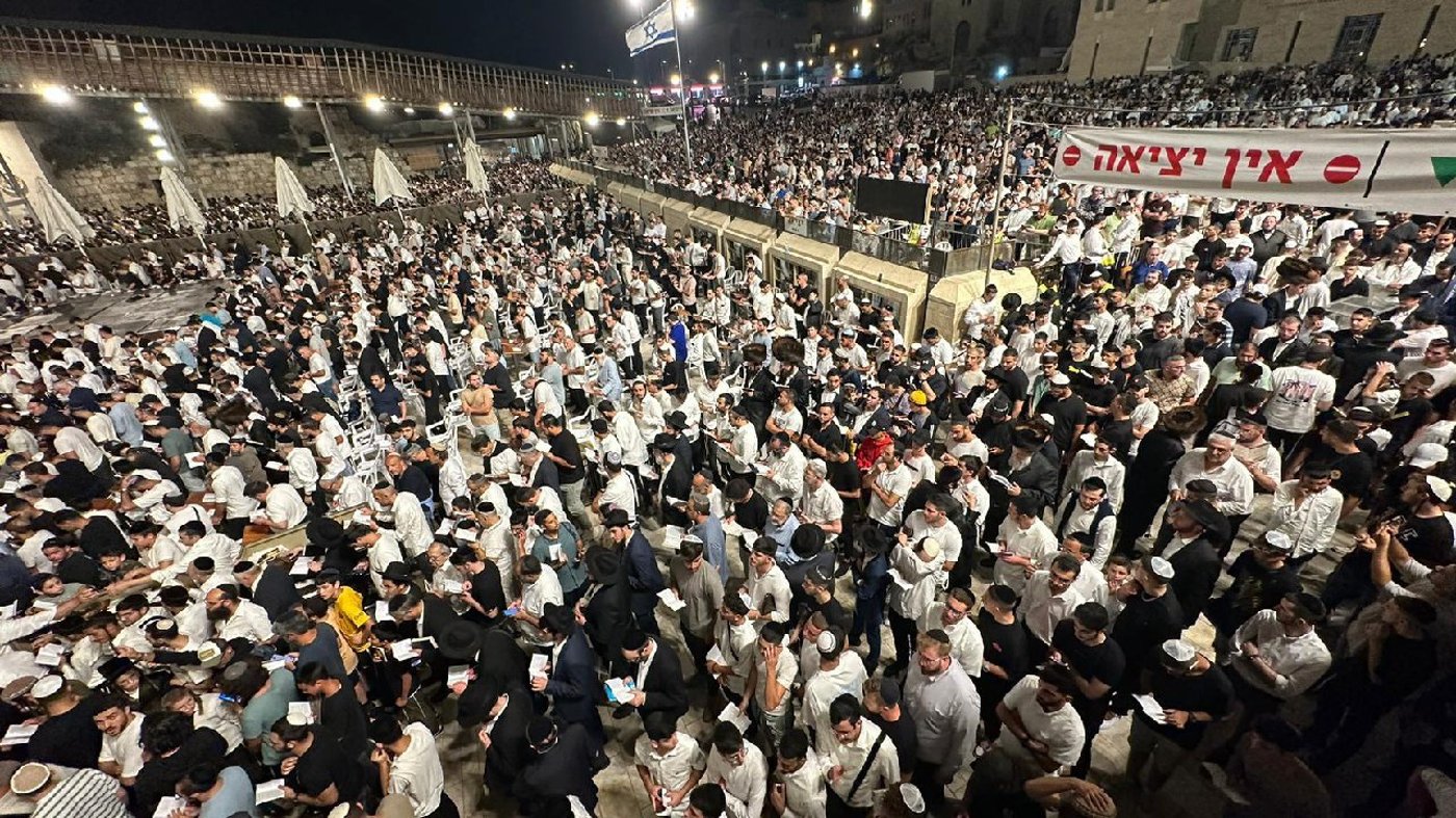 אלפים במעמד אמירת הסליחות הראשונות הלילה ברחבת הכותל המערבי