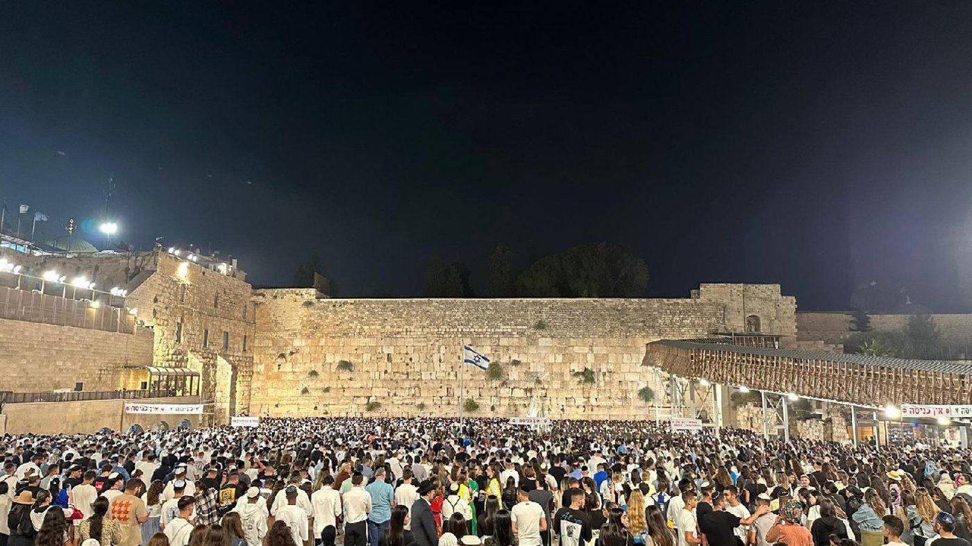 אלפים במעמד אמירת הסליחות הראשונות הלילה ברחבת הכותל המערבי