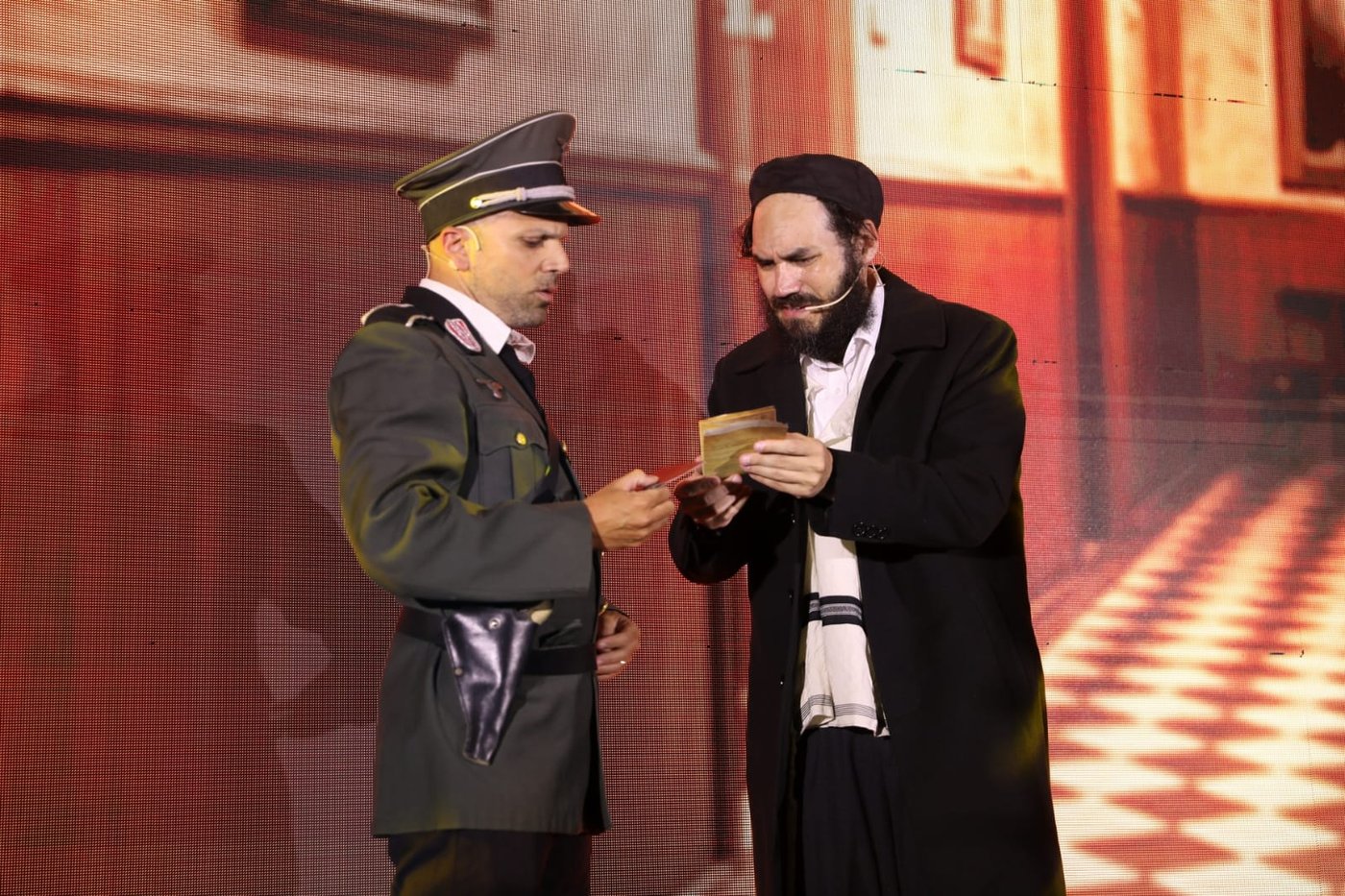 המושב החרדי חגג יומולדת 70 עם רבנים וזמרים | צפו בתיעוד
