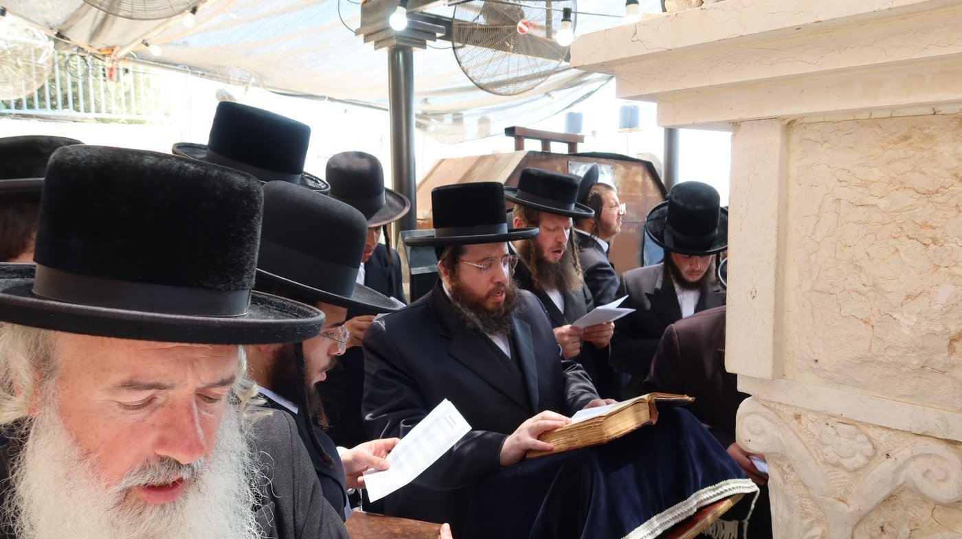 מעמד הכנסת ספר תורה לבית המדרש הגדול שומרי אמונים