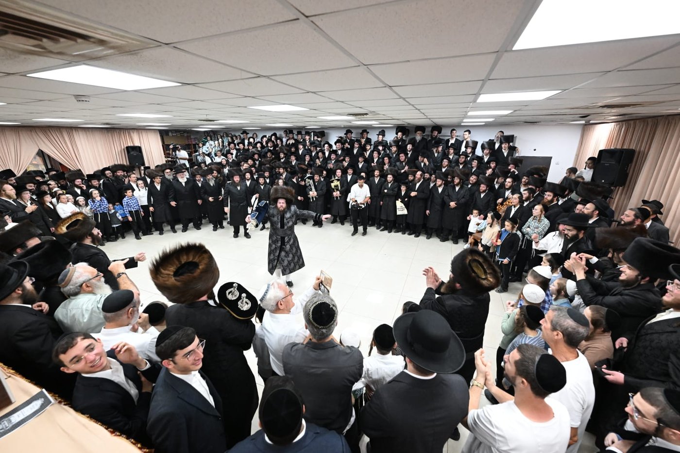 מעמד הכנסת ספר תורה לבית המדרש הגדול שומרי אמונים