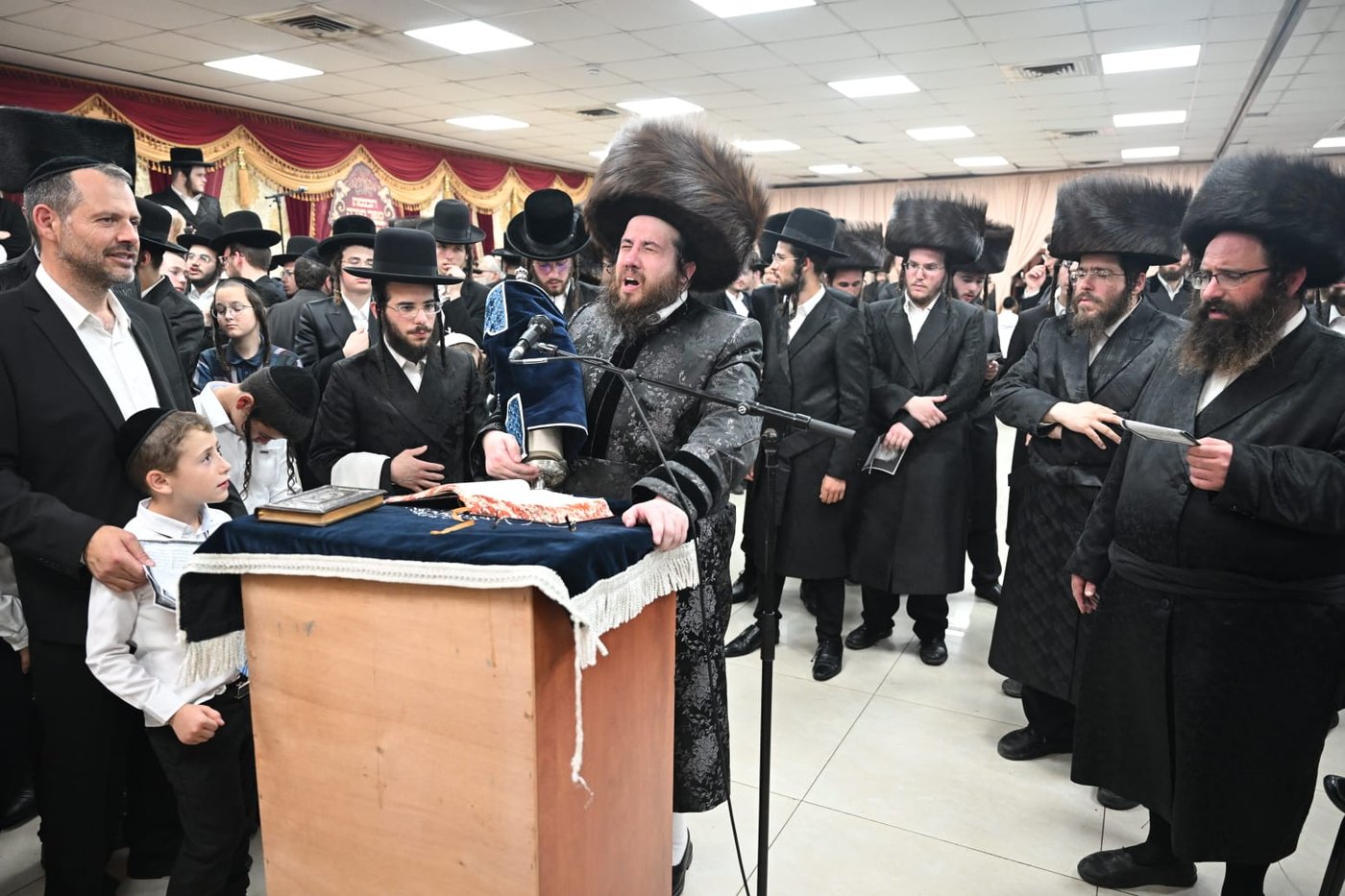 מעמד הכנסת ספר תורה לבית המדרש הגדול שומרי אמונים