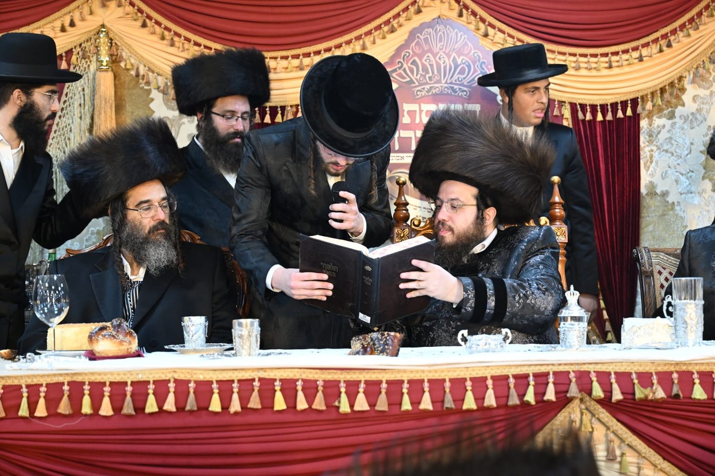 מעמד הכנסת ספר תורה לבית המדרש הגדול שומרי אמונים