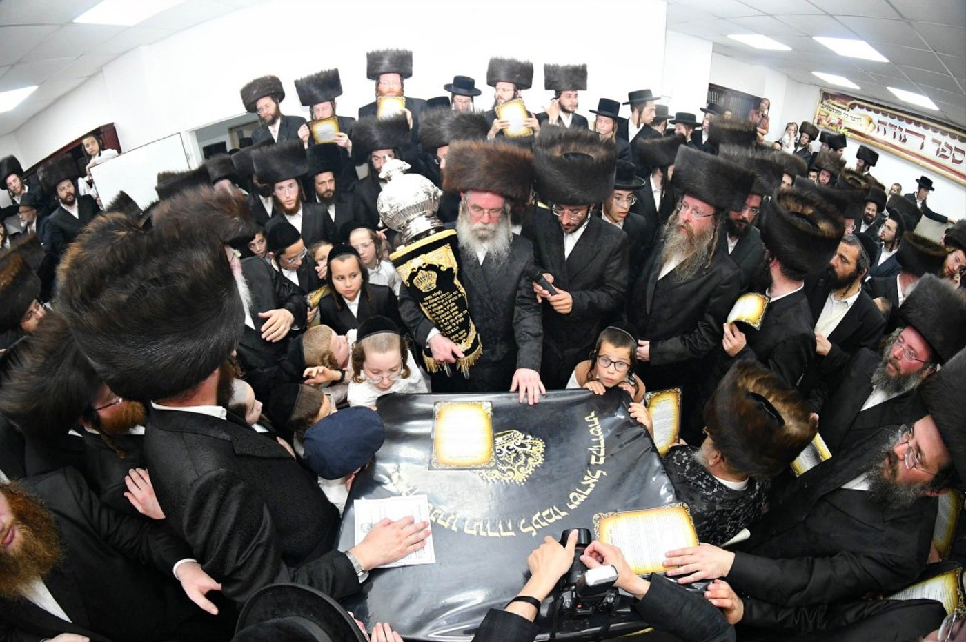 ביתר עילית חגגה בהכנסת ס"ת לביהמ"ד מטרסדורף | תיעוד
