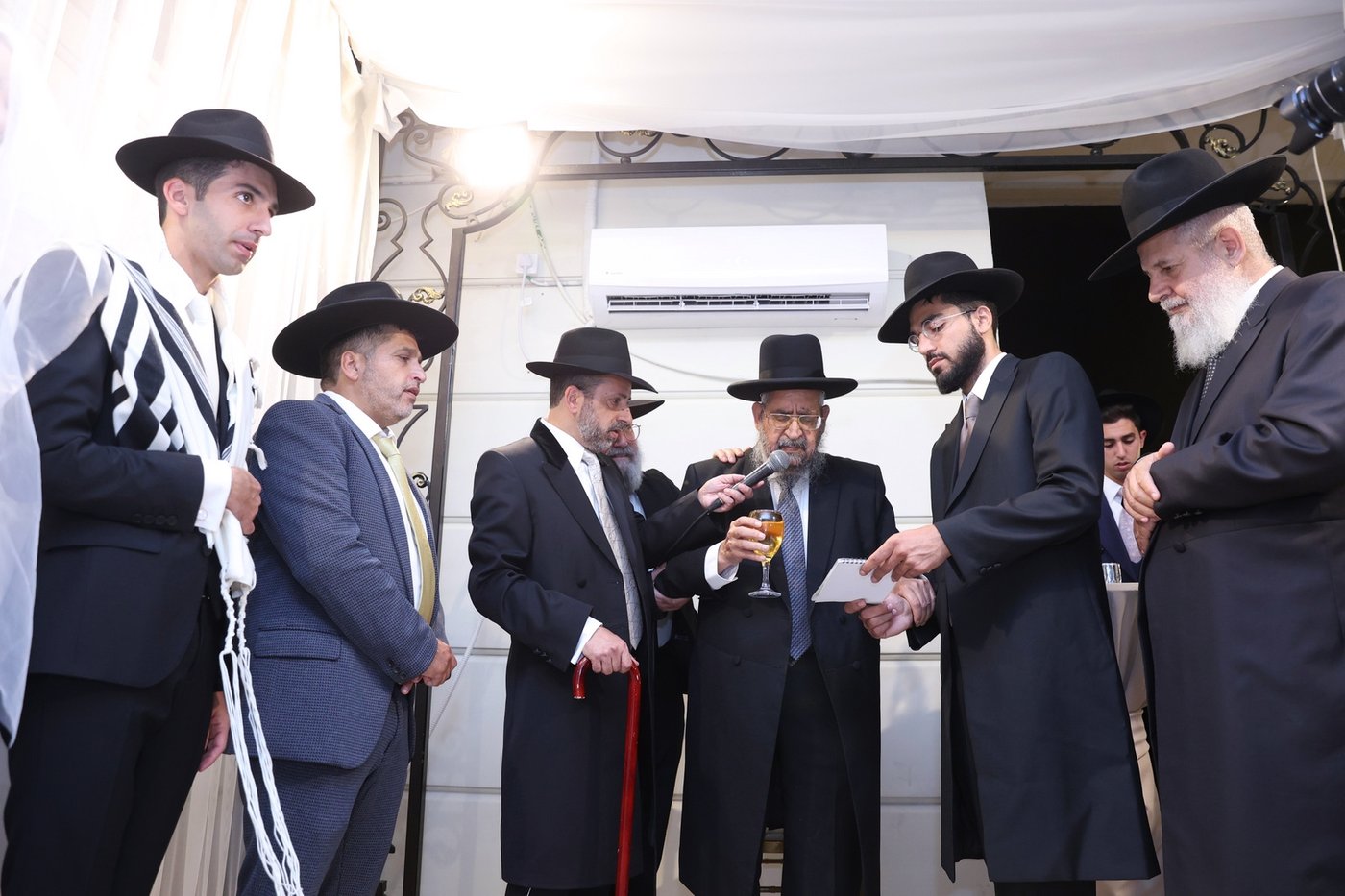 רבה של יקנעם השיא את נכדו בבני ברק | צפו בגלריה