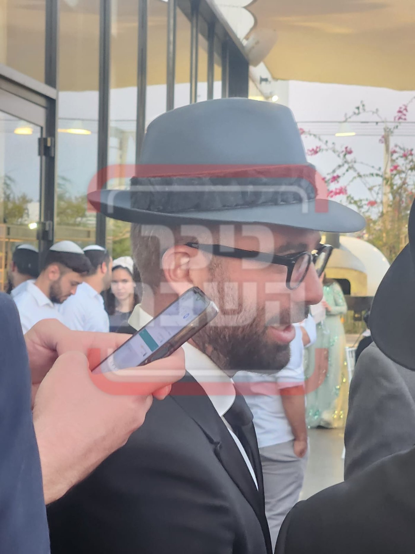 עם מגבעת וחליפה: עומר אדם השתתף בחתונה חרדית סודית