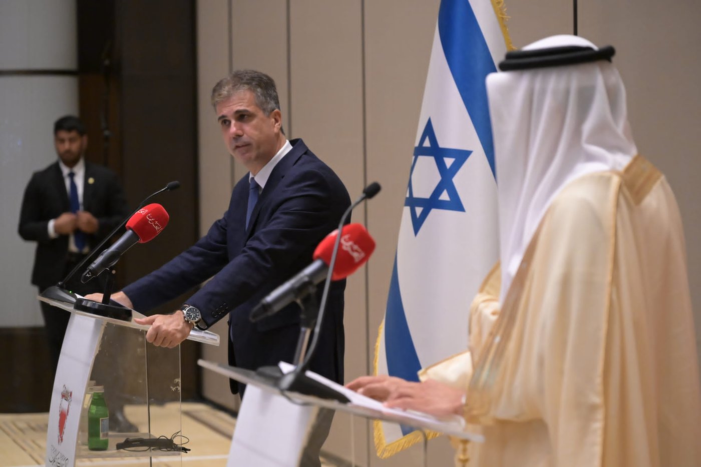מפגש ראשון מסוגו | כך נראתה קביעת המזוזה עם שר החוץ של בחריין