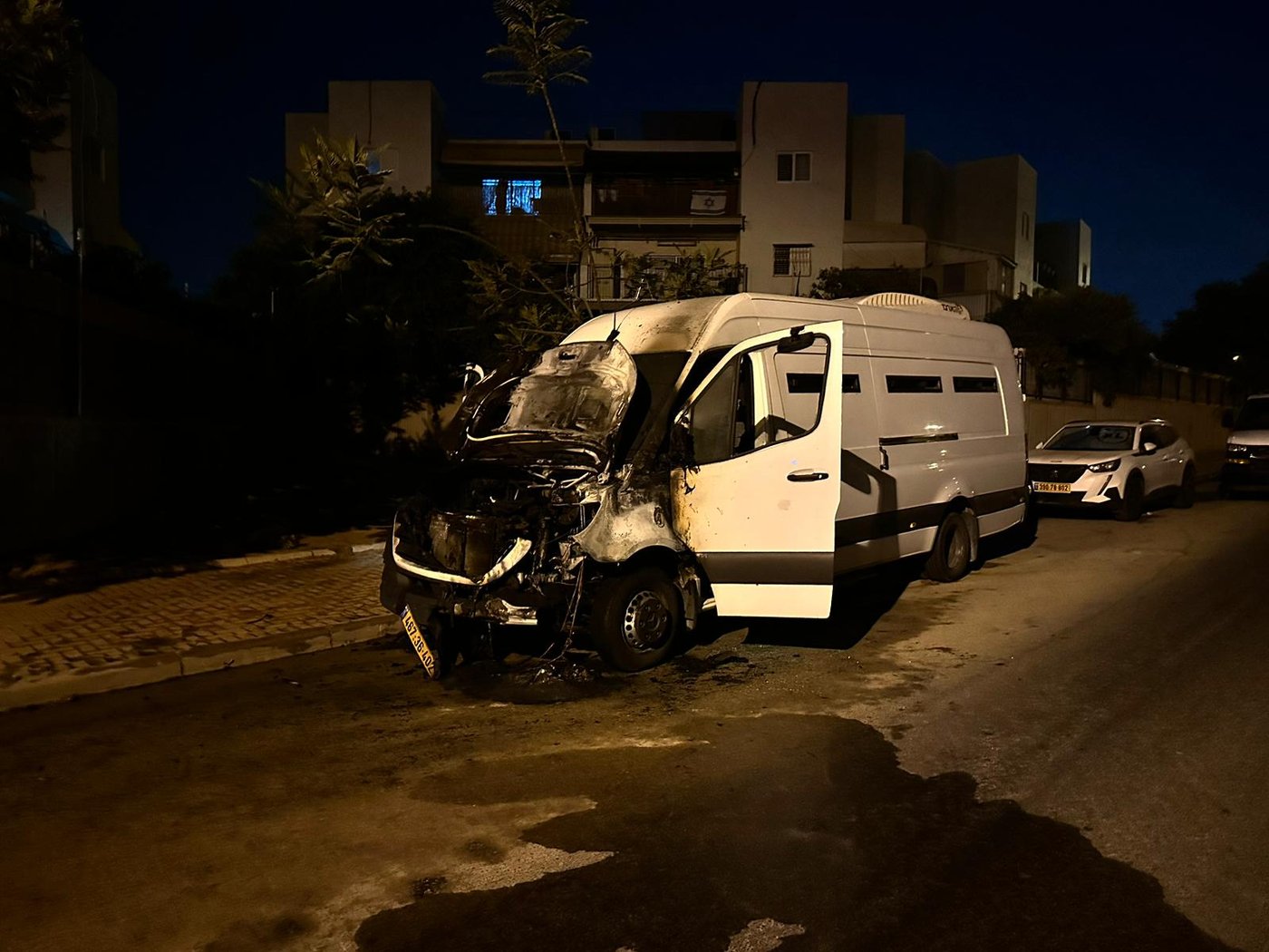 הרכב שהוצת, הלילה