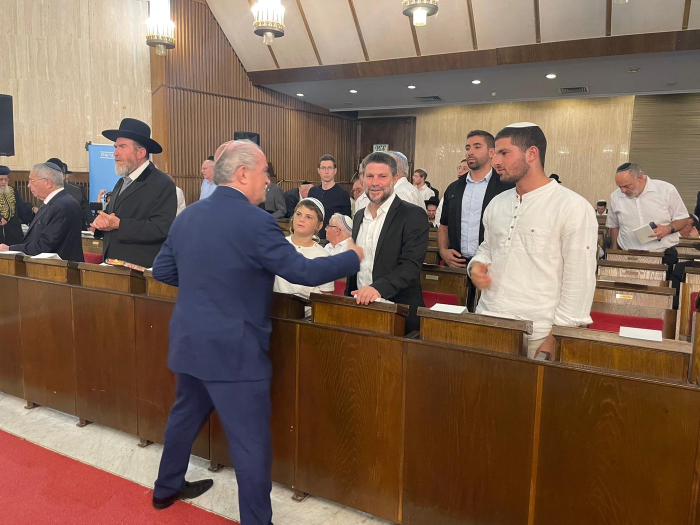 שר האוצר בצלאל סמוטריץ' מאזין לדברי הראשל"צ