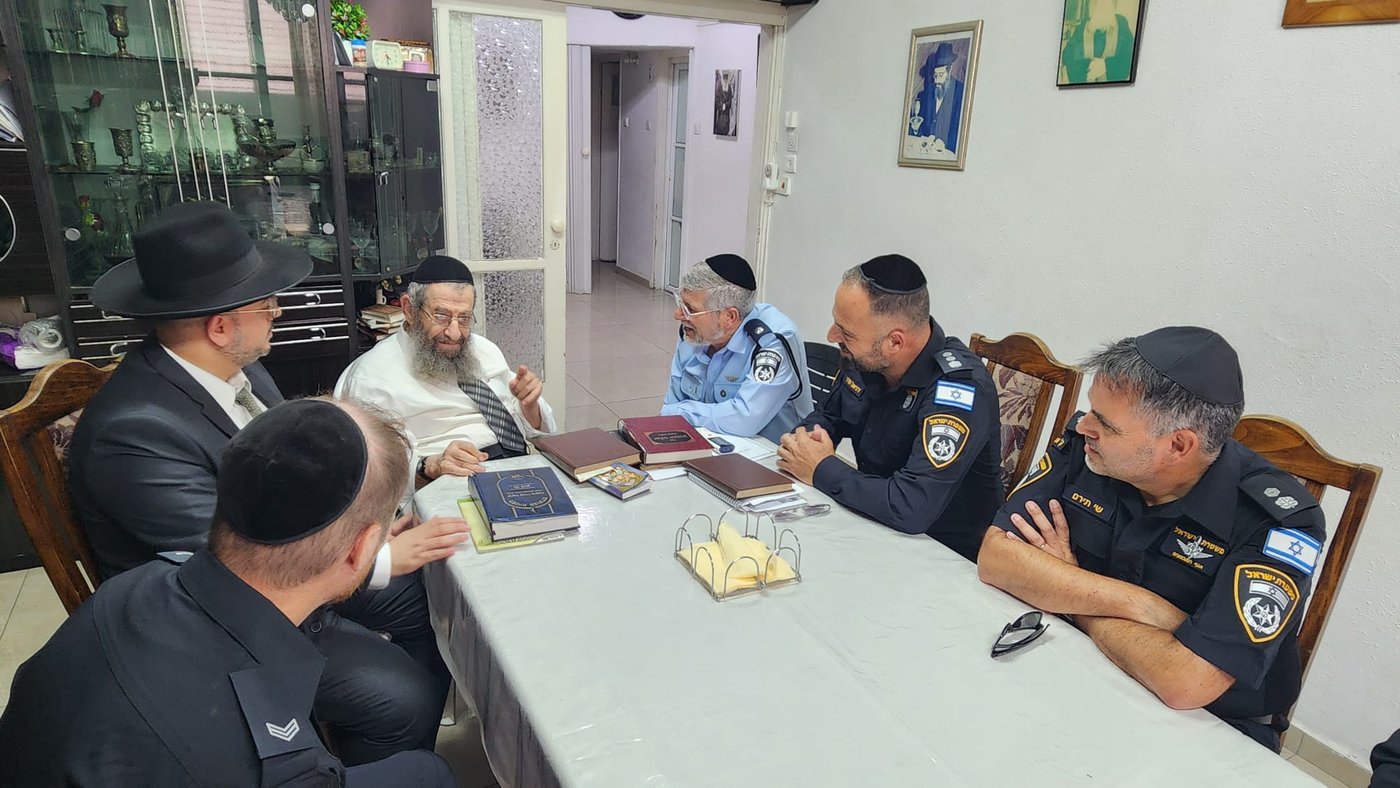 "המחבלים" גירשו את הקצינים הבכירים מהיכל ישיבת פוניבז'