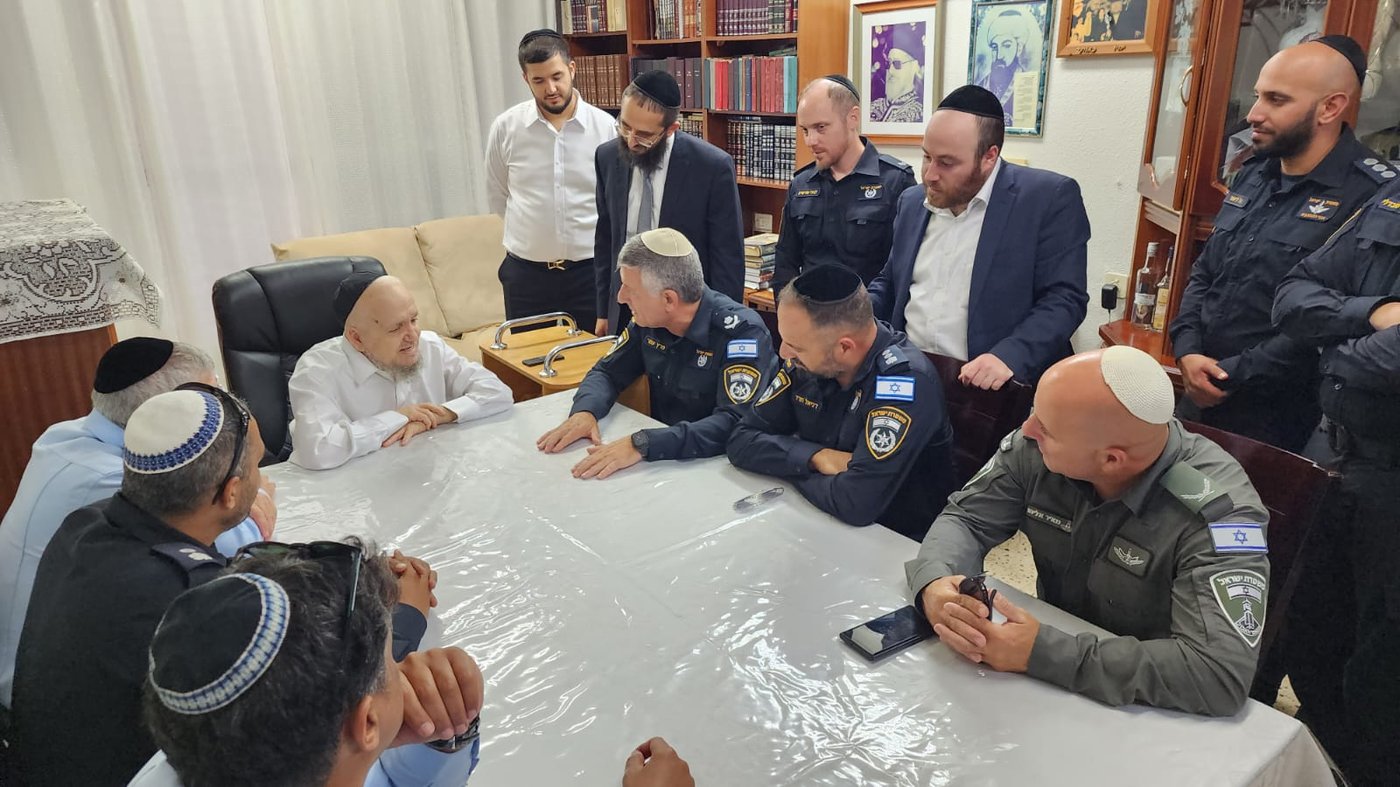 "המחבלים" גירשו את הקצינים הבכירים מהיכל ישיבת פוניבז'