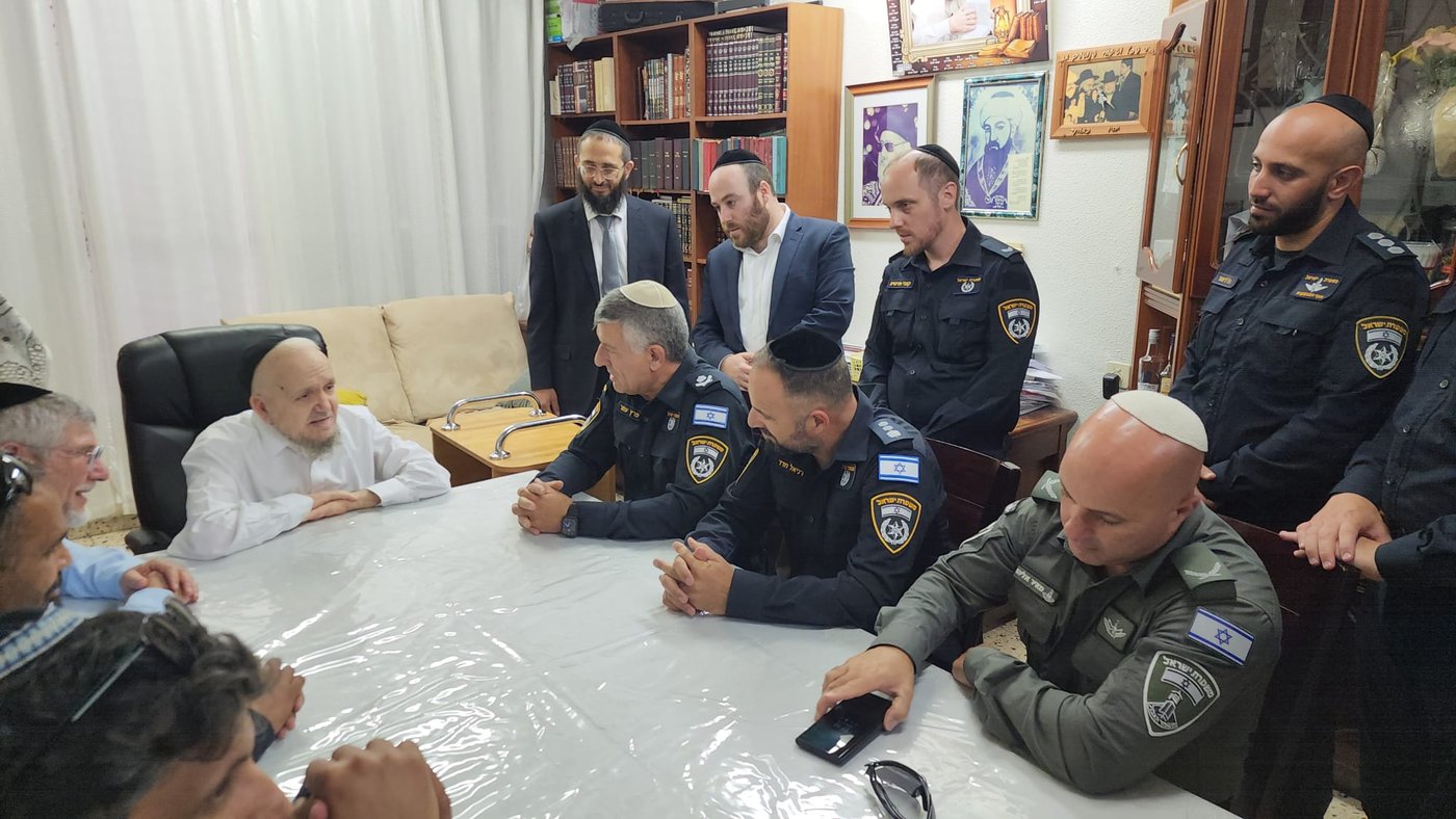 "המחבלים" גירשו את הקצינים הבכירים מהיכל ישיבת פוניבז'
