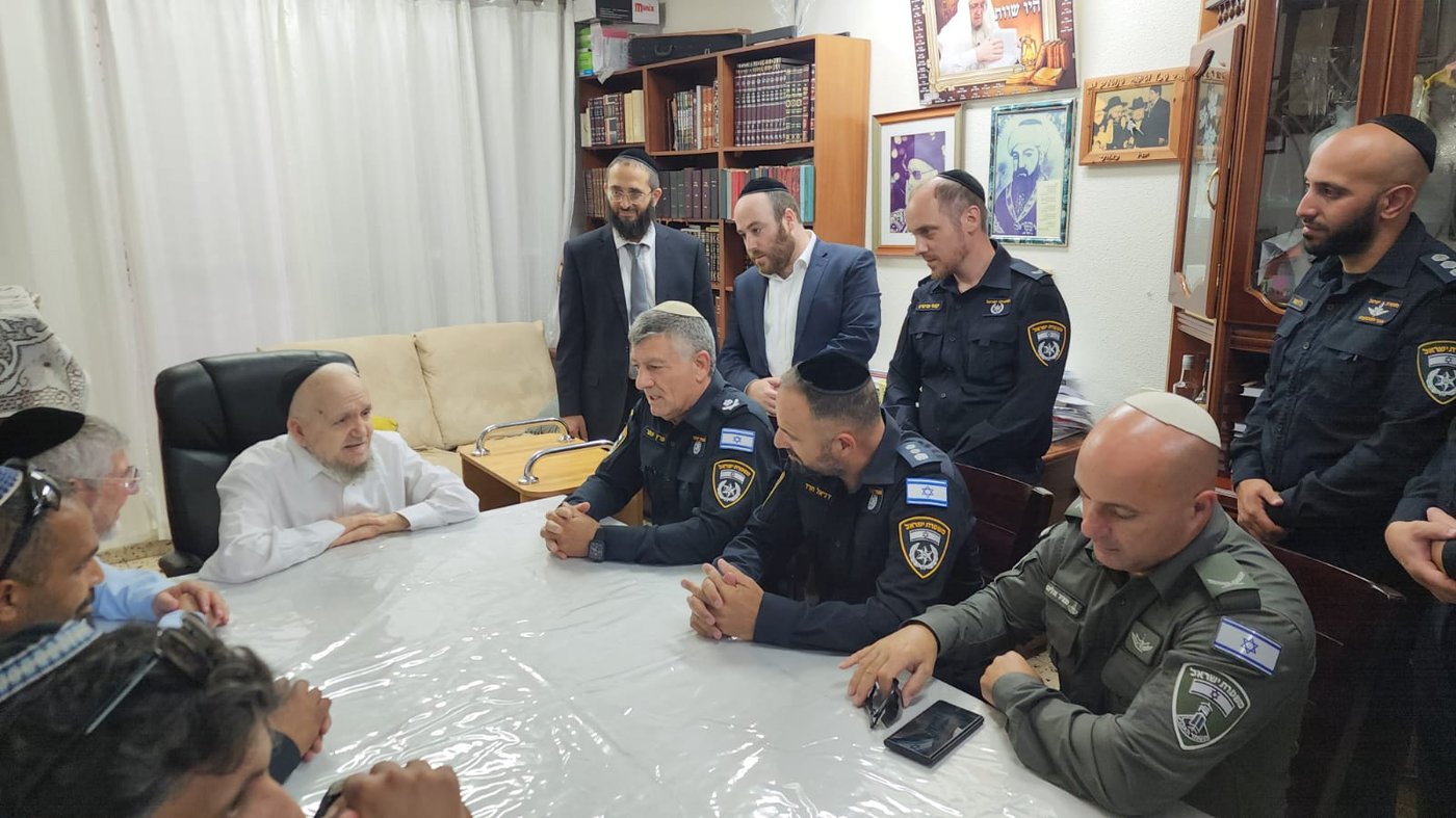 "המחבלים" גירשו את הקצינים הבכירים מהיכל ישיבת פוניבז'