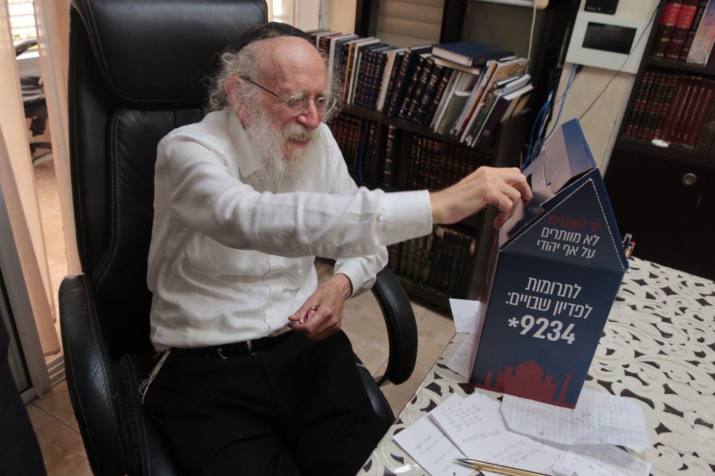 הפעילים גוללו בפני הרב את הפעילויות הגלויות והסמויות במלחמה מול המסיון