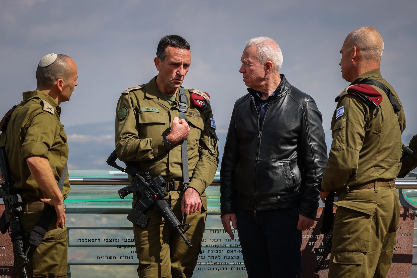 שר הביטחון יואב גלנט בסיור עם הרמטכ"ל הרצי הלוי בהר אדיר סמוך לגבול לבנון