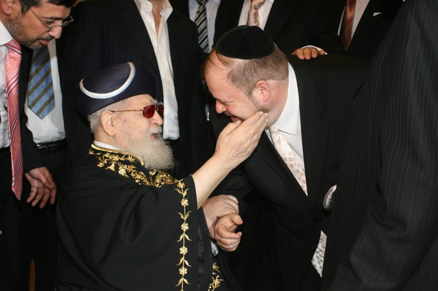 גרואכר ז"ל מקבל את ברכת מרן הגר"ע יוסף זצ"ל