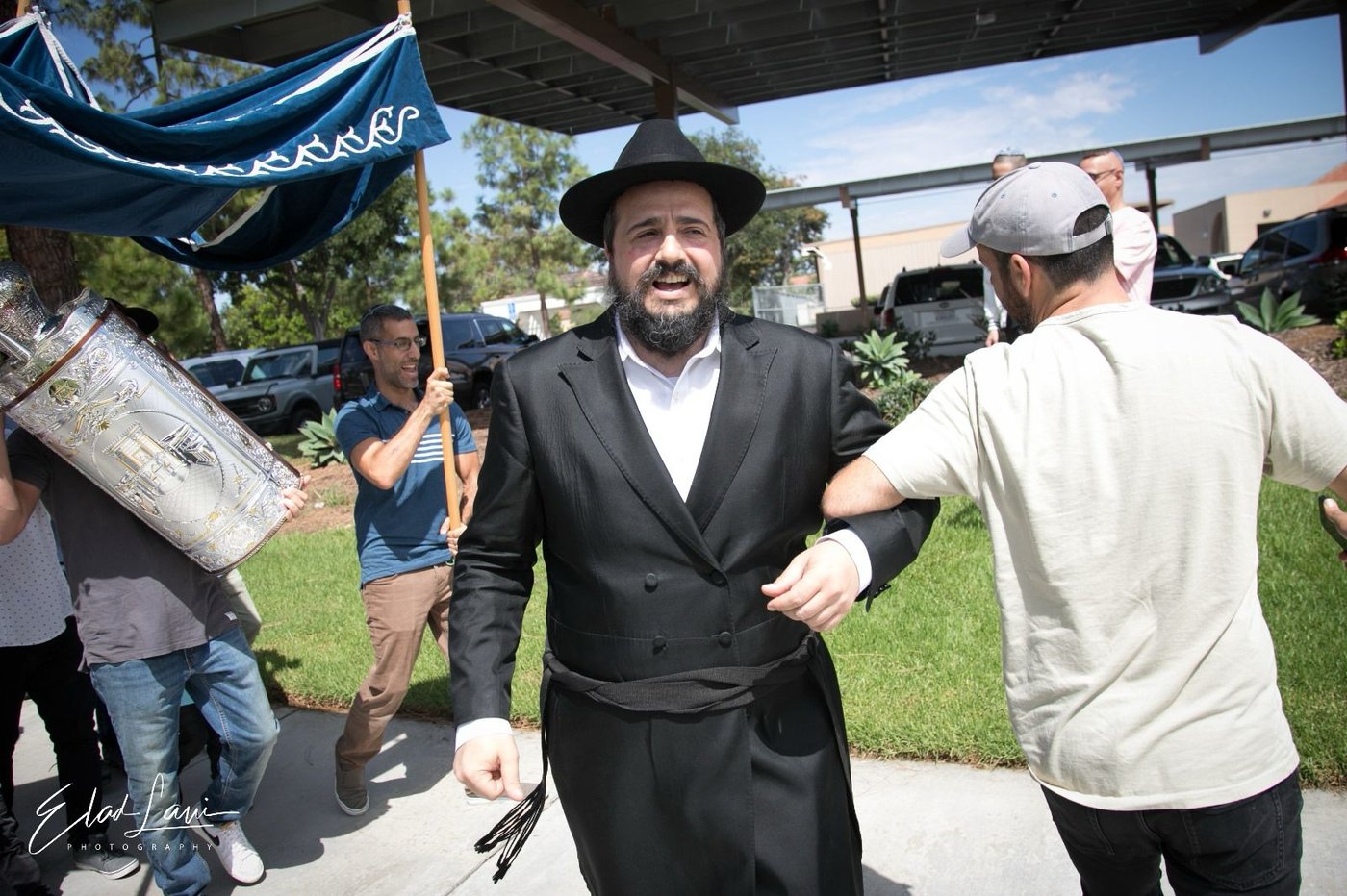 אירוע נדיר: כך נראתה הכנסת ספר תורה בעיר אירווין, קליפורניה | תיעוד