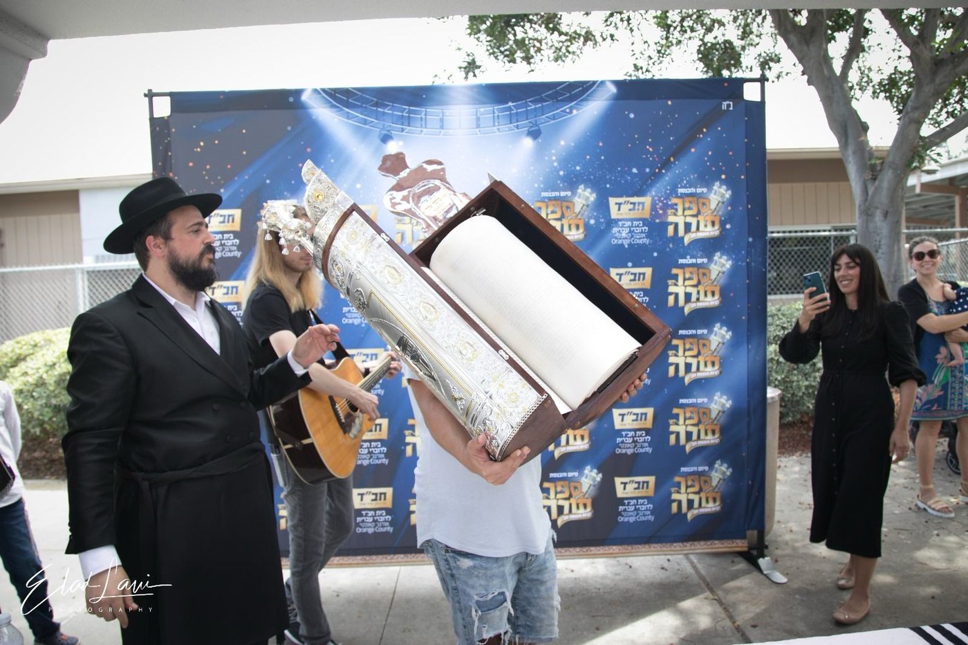 אירוע נדיר: כך נראתה הכנסת ספר תורה בעיר אירווין, קליפורניה | תיעוד