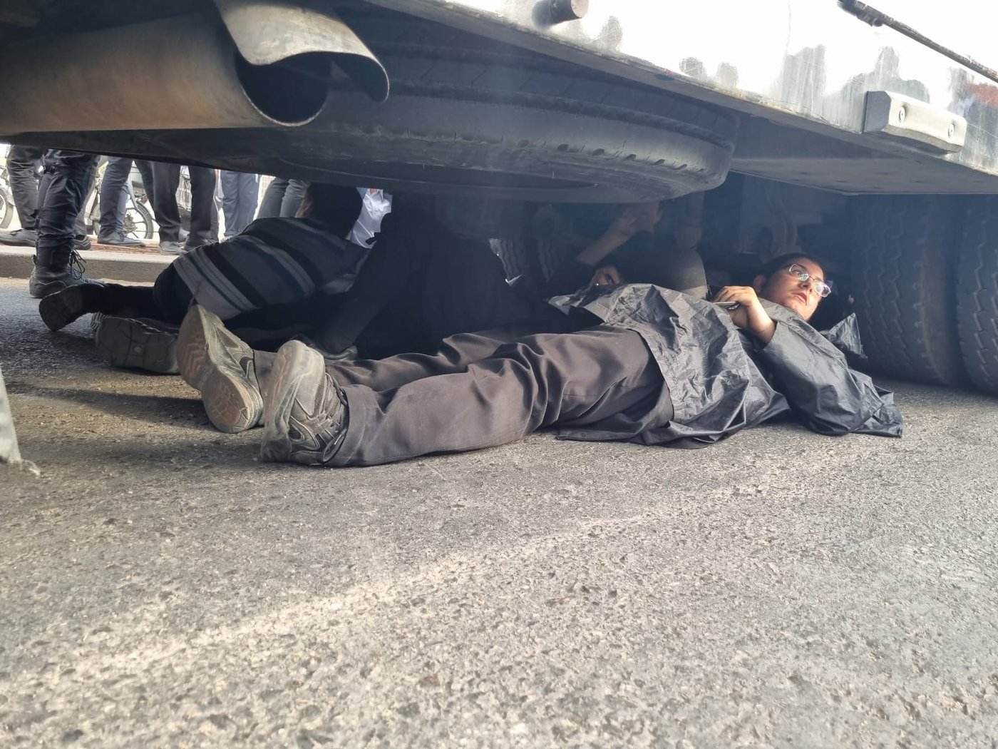 הפגנה סוערת של ה'פלג': מפגינים התעמתו עם שוטרים וצירי תנועה נחסמו, 2 נעצרו