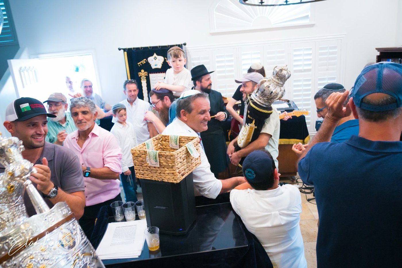 אירוע נדיר: כך נראתה הכנסת ספר תורה בעיר אירווין, קליפורניה | תיעוד