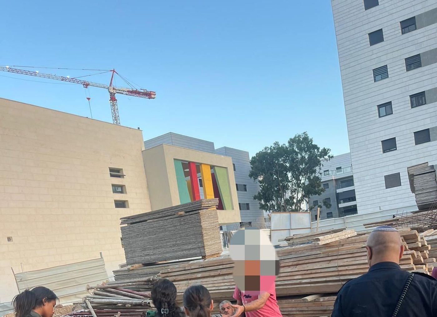 השוטרים גילו מתחם לינה שהוקם בתוך אתר בנייה בבאר יעקב; נעצרו 7 שב"חים