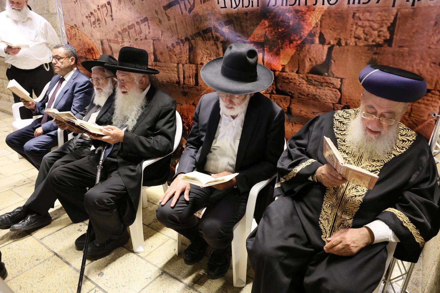 ערב ראש השנה: רבבות השתתפו במעמד הסליחות בכותל המערבי | רַחֵם עָלֵינוּ