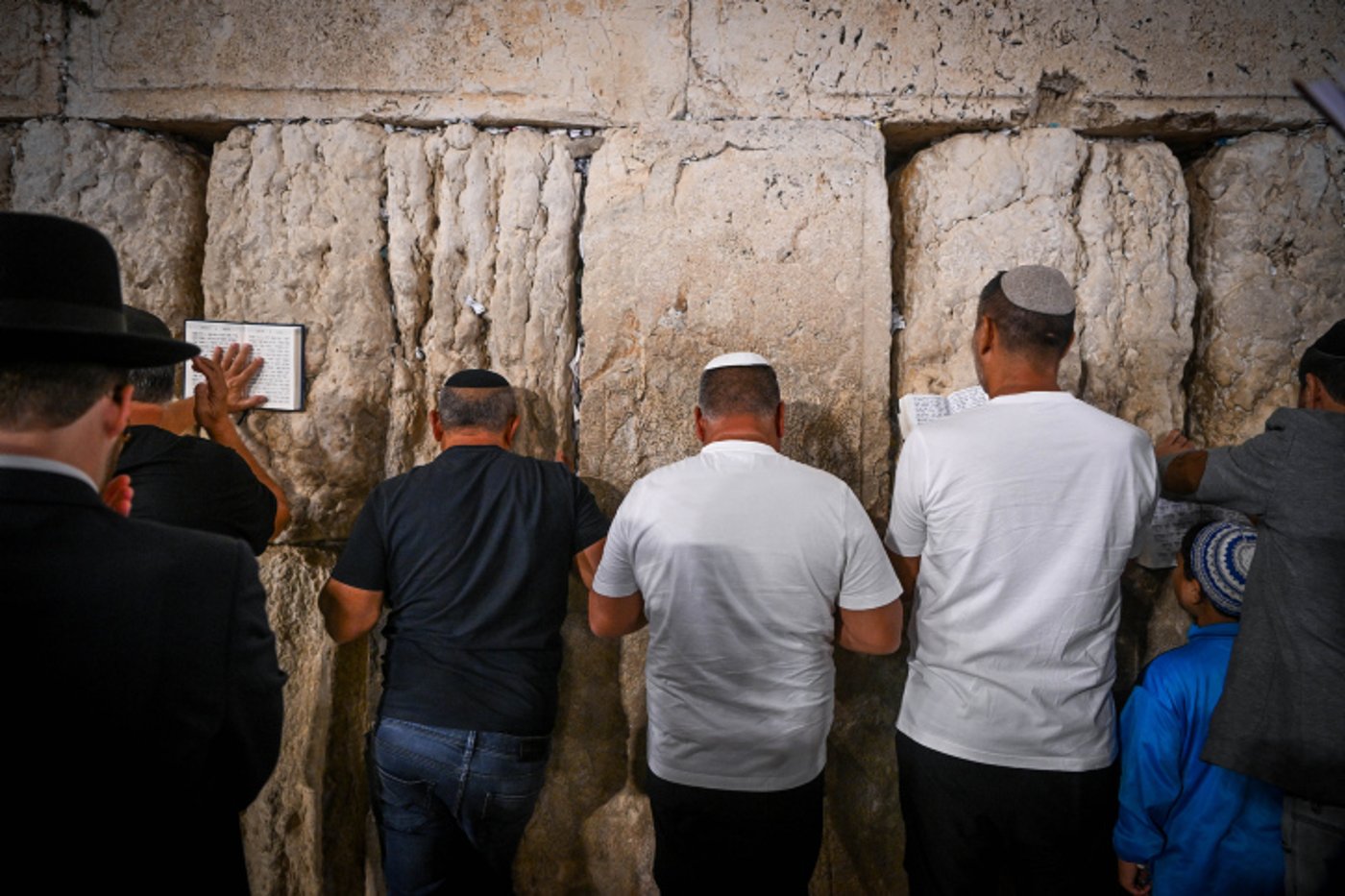 ערב ראש השנה: רבבות השתתפו במעמד הסליחות בכותל המערבי | רַחֵם עָלֵינוּ
