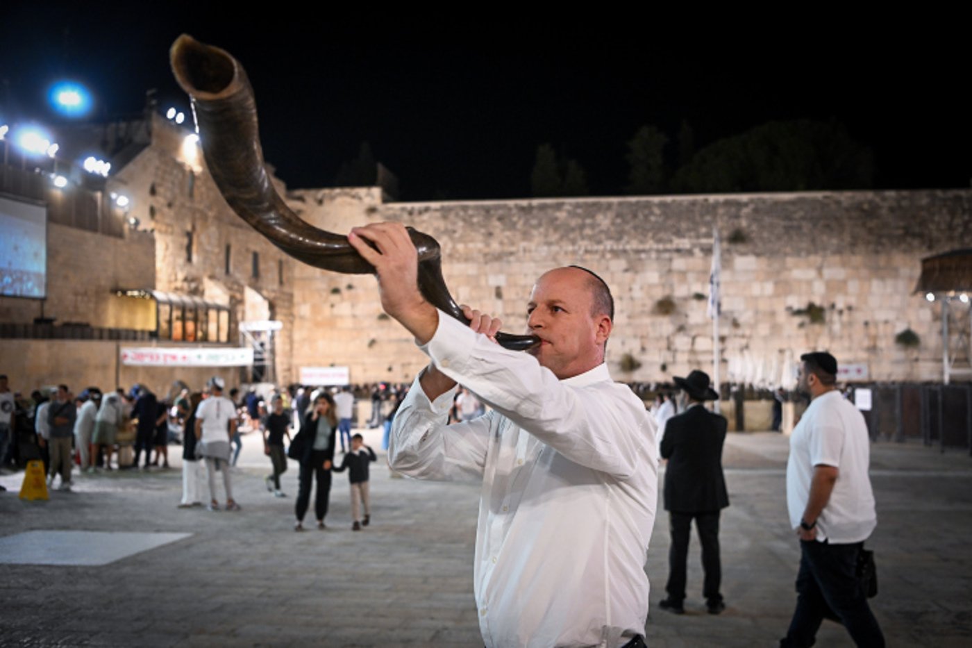ערב ראש השנה: רבבות השתתפו במעמד הסליחות בכותל המערבי | רַחֵם עָלֵינוּ