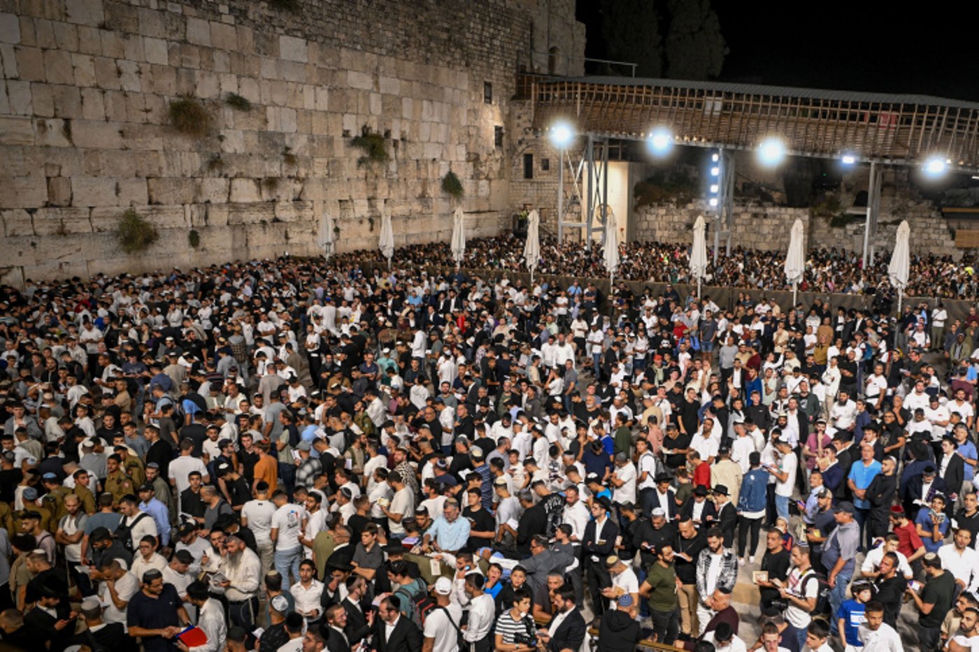 ערב ראש השנה: רבבות השתתפו במעמד הסליחות בכותל המערבי | רַחֵם עָלֵינוּ