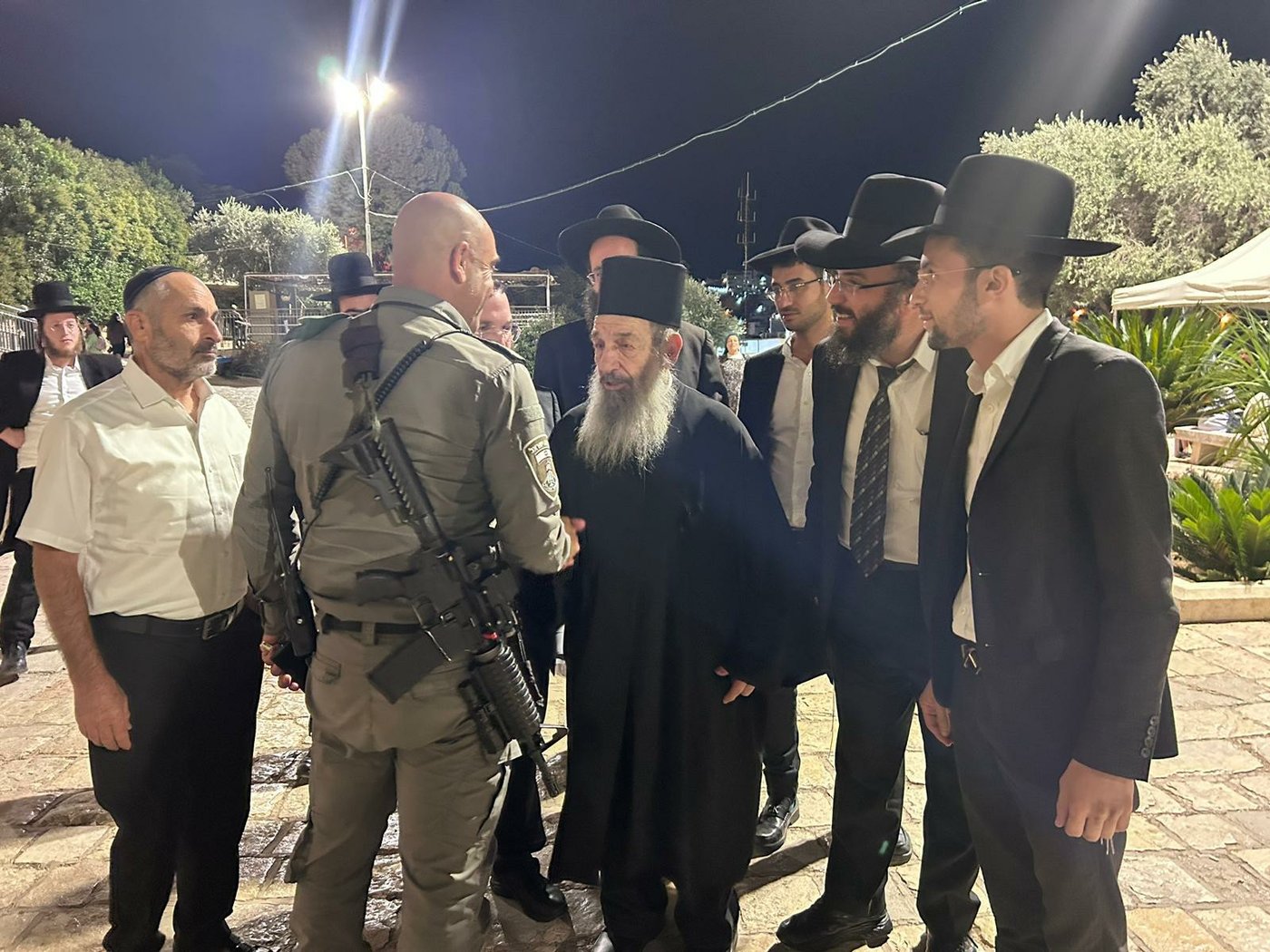 תיעוד: חכם ניסים בן שמעון בתפילה במערת המכפלה וקבר רחל