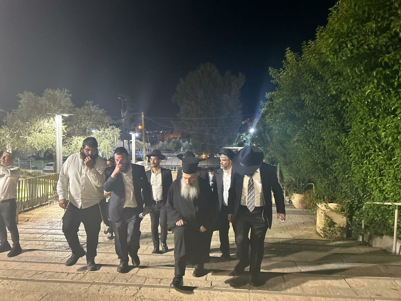 תיעוד: חכם ניסים בן שמעון בתפילה במערת המכפלה וקבר רחל