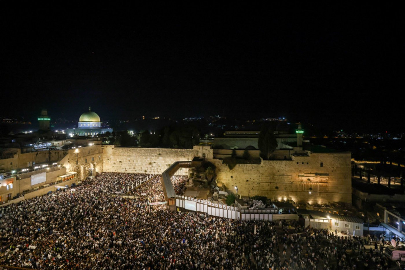 מעמד סליחות המוני ברחבת הכותל המערבי: 50 אלף איש זועקים שמע ישראל | צפו