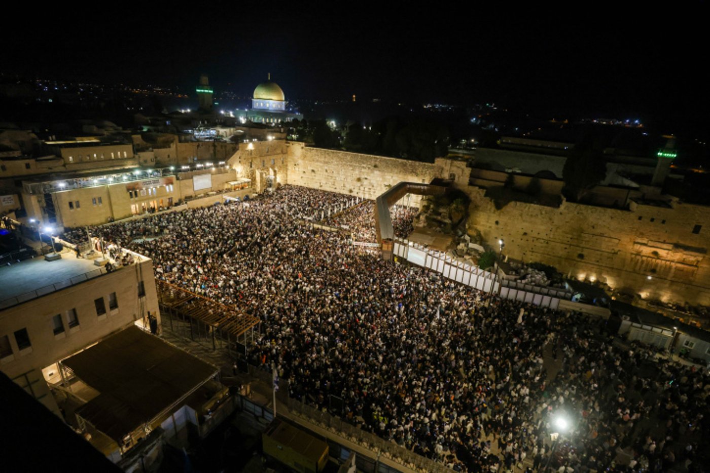 מעמד סליחות המוני ברחבת הכותל המערבי: 50 אלף איש זועקים שמע ישראל | צפו
