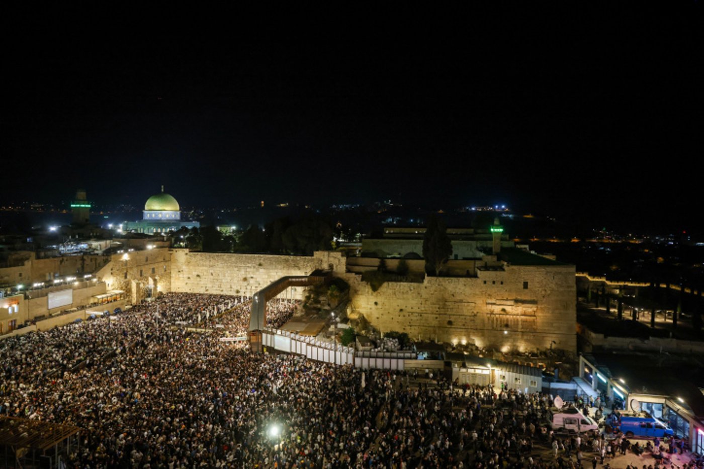 מעמד סליחות המוני ברחבת הכותל המערבי: 50 אלף איש זועקים שמע ישראל | צפו