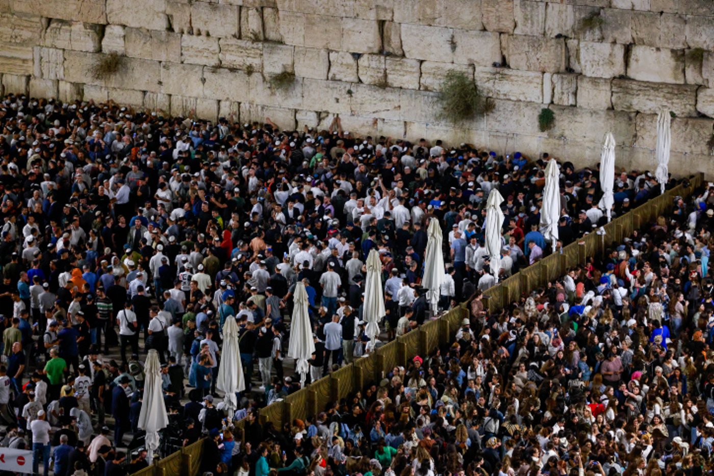 מעמד סליחות המוני ברחבת הכותל המערבי: 50 אלף איש זועקים שמע ישראל | צפו