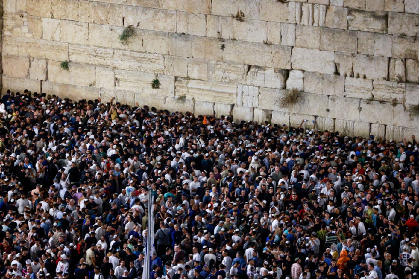 מעמד סליחות המוני ברחבת הכותל המערבי: 50 אלף איש זועקים שמע ישראל | צפו