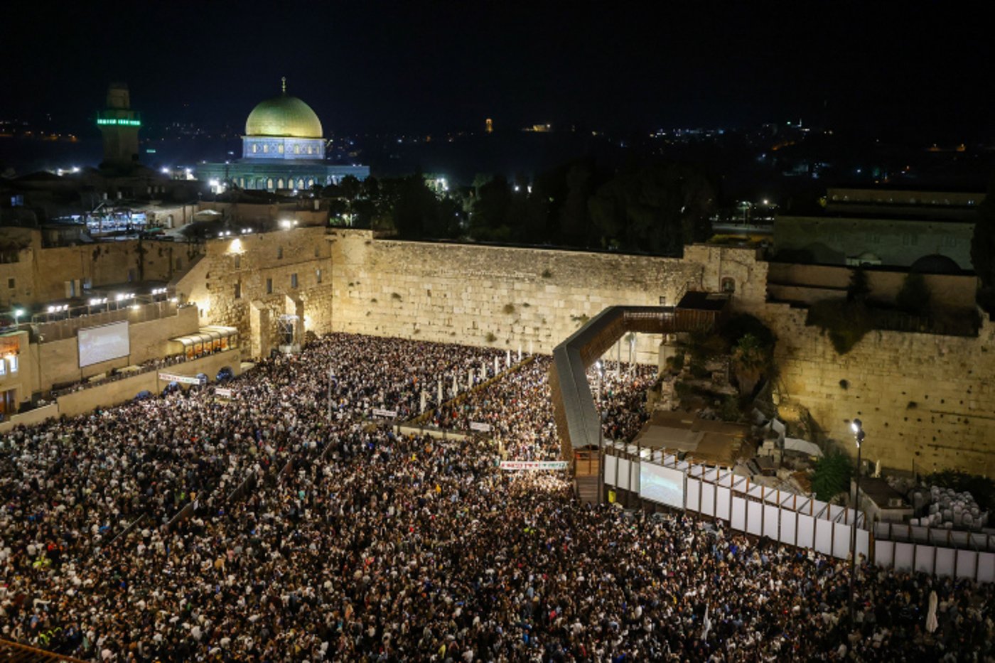 מעמד סליחות המוני ברחבת הכותל המערבי: 50 אלף איש זועקים שמע ישראל | צפו