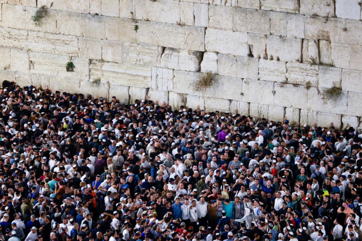מעמד סליחות המוני ברחבת הכותל המערבי: 50 אלף איש זועקים שמע ישראל | צפו