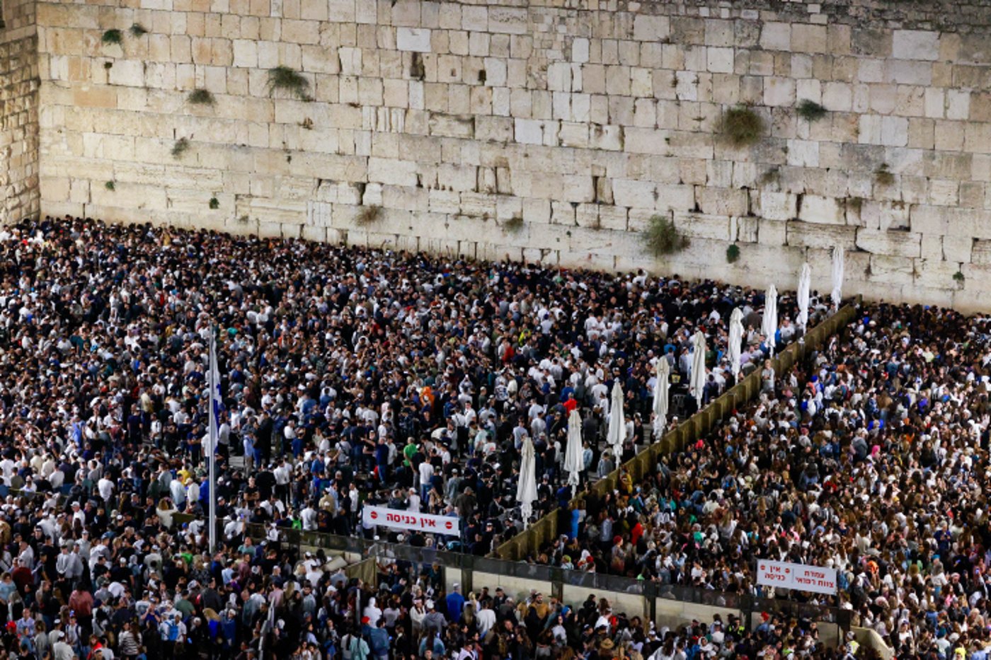 מעמד סליחות המוני ברחבת הכותל המערבי: 50 אלף איש זועקים שמע ישראל | צפו