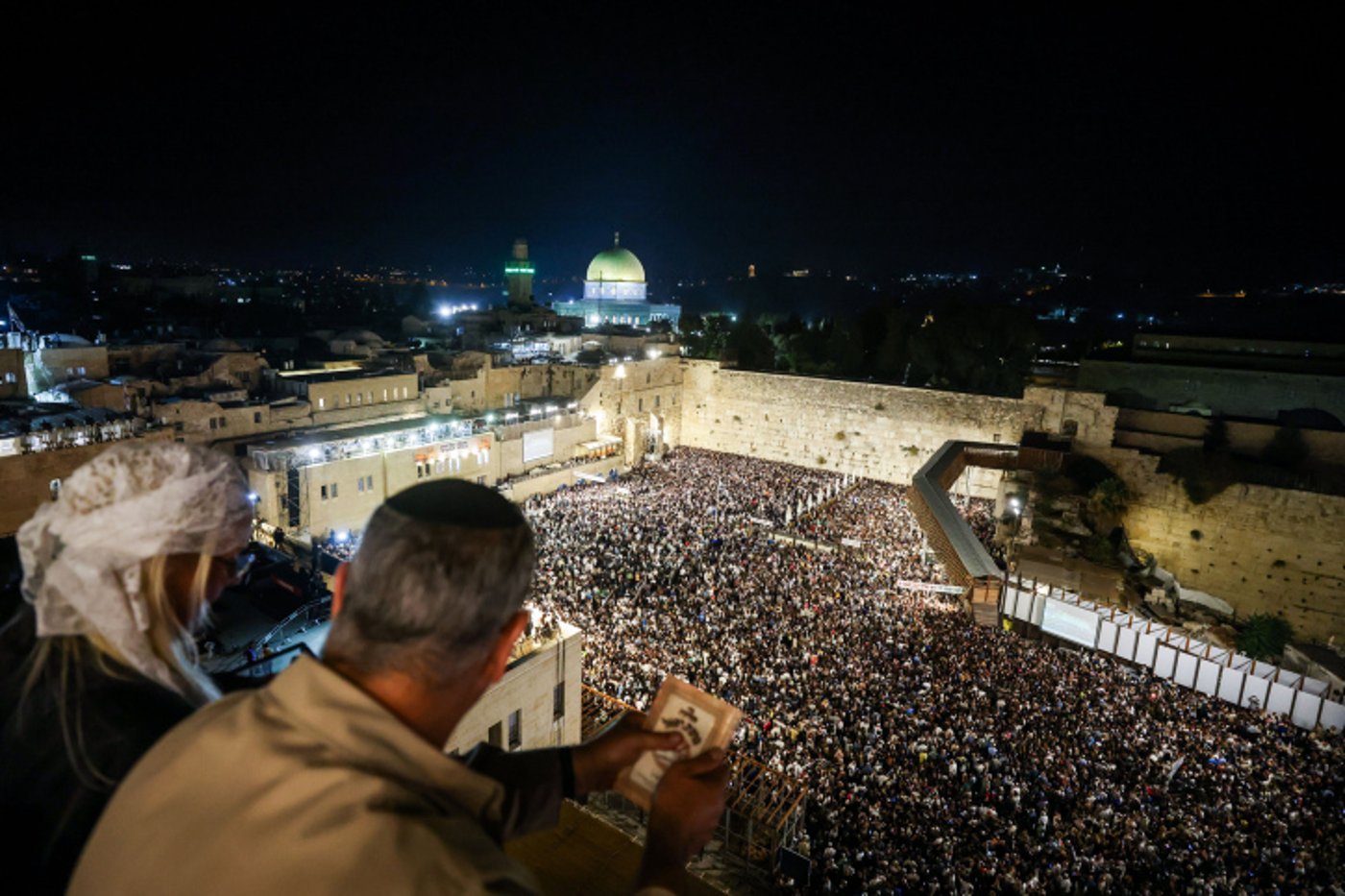 מעמד סליחות המוני ברחבת הכותל המערבי: 50 אלף איש זועקים שמע ישראל | צפו