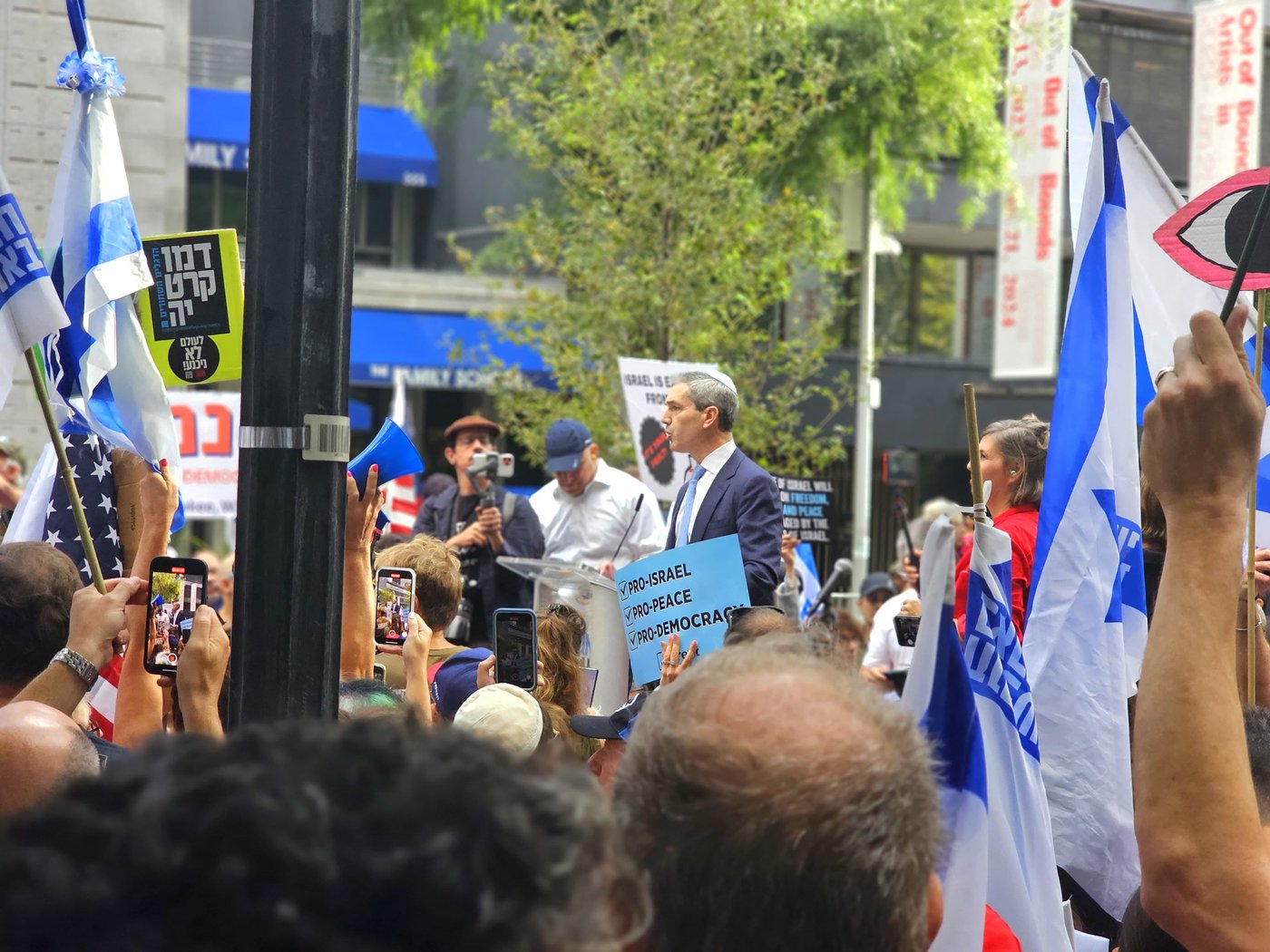 קידוש ה' מול האו"ם: חסידי חב"ד זיכו מפגינים בהנחת תפילין