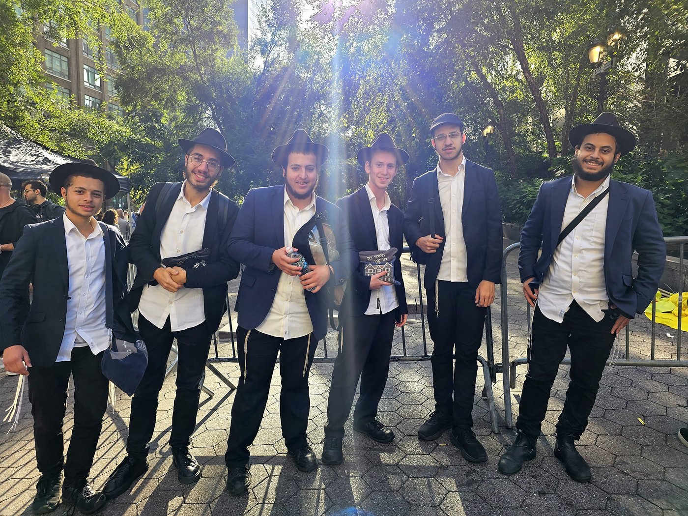 קידוש ה' מול האו"ם: חסידי חב"ד זיכו מפגינים בהנחת תפילין