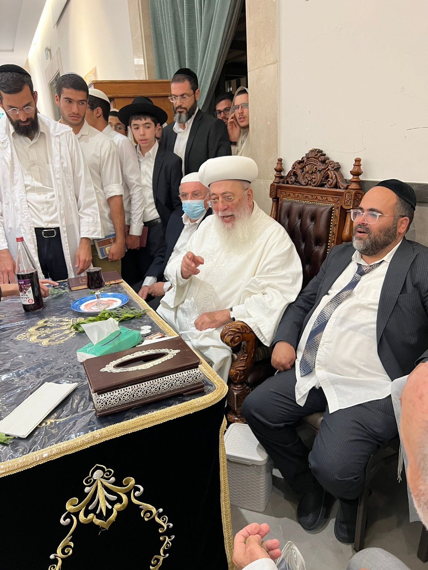 ולבש בגדי לבן: הראשל"צ הגר"ש עמאר בהבדלה | תיעוד