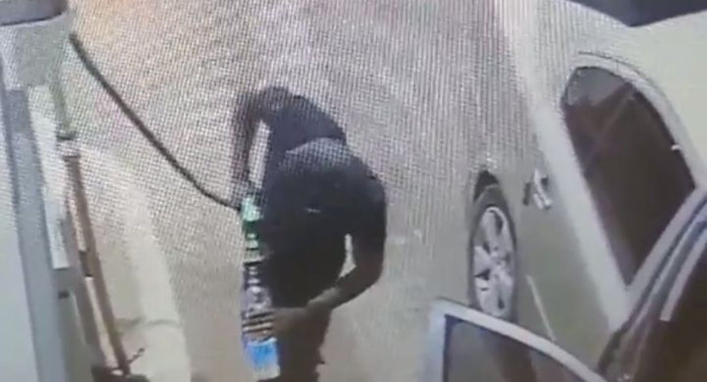מטורף: הצטיידו בבנזין בתחנת דלק והציתו רכבים בעקבות ויכוח על משחק כדורגל