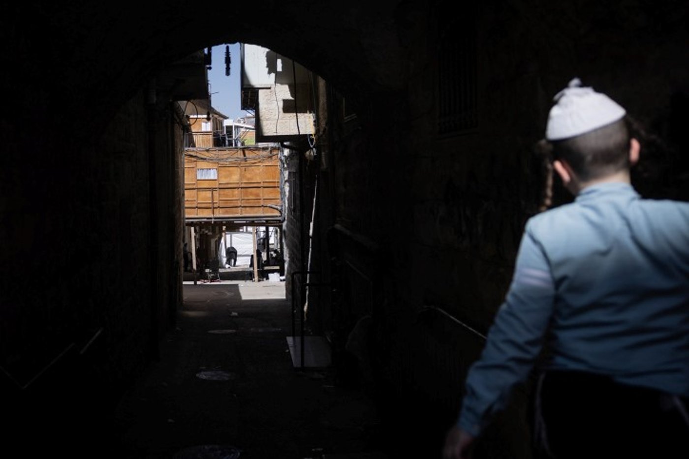 אווירת חג בירושלים: סוחבים את הסכך ברחובות בערב סוכות