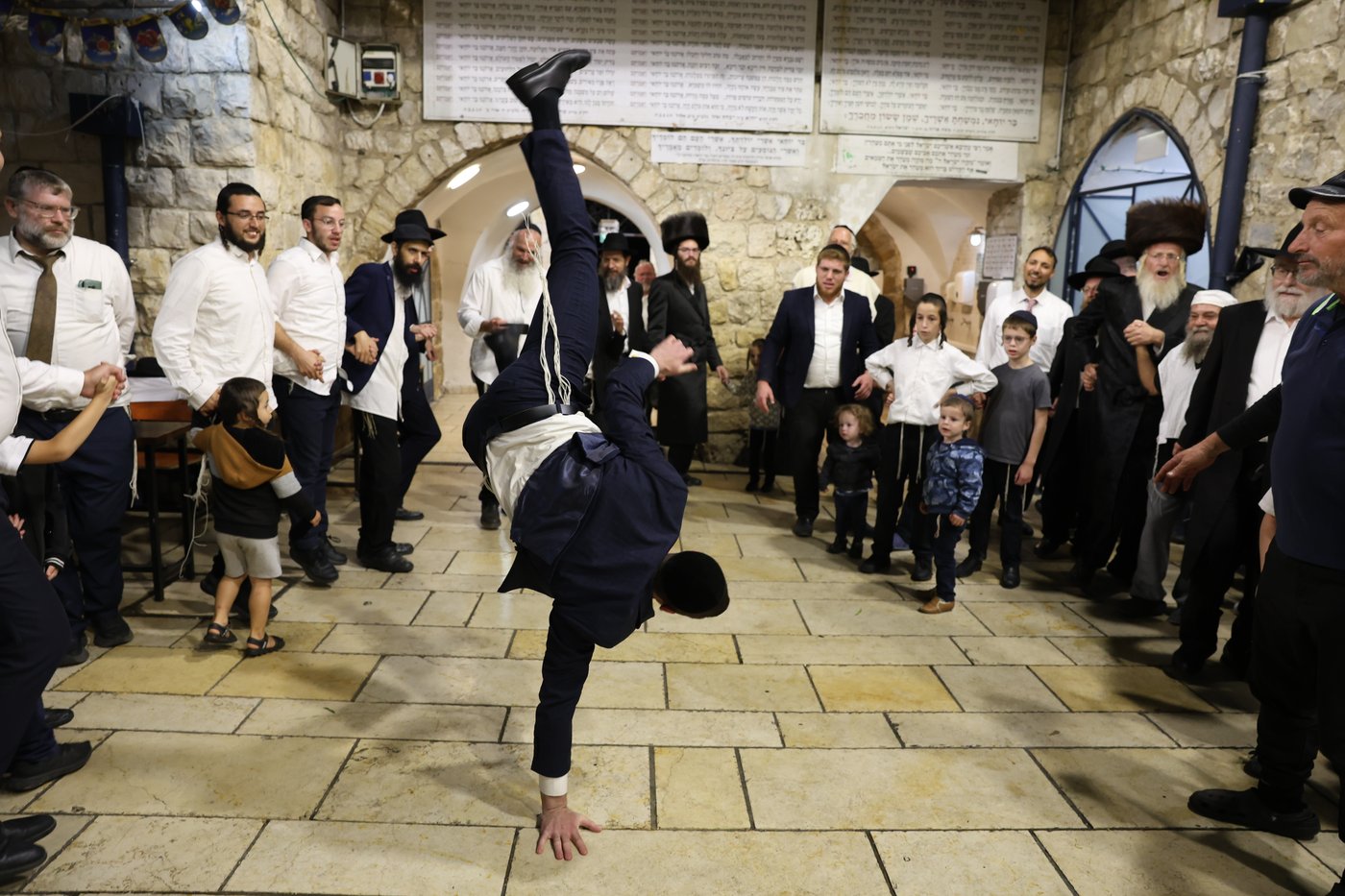 כך חגגו את שמחת בית השואבה בקבר הרשב"י | תיעוד