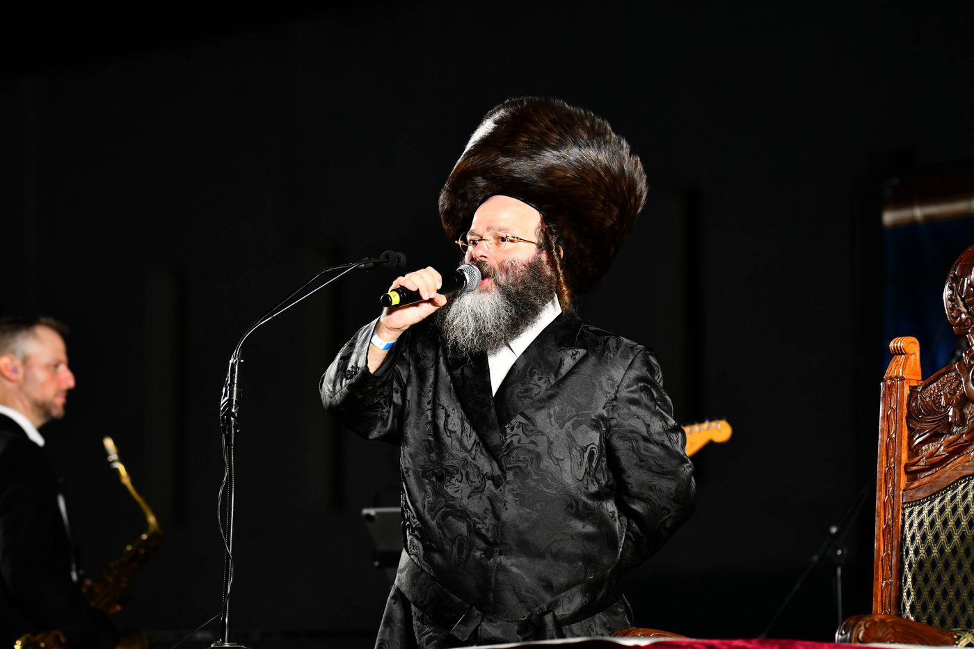 האדמו"ר ממישקולץ – מנהיגה הרוחני של פתח תקוה בנאומו: באצטדיון זה, בו צועקים גול אחד, אנו צועקים כעת ה' אחד!