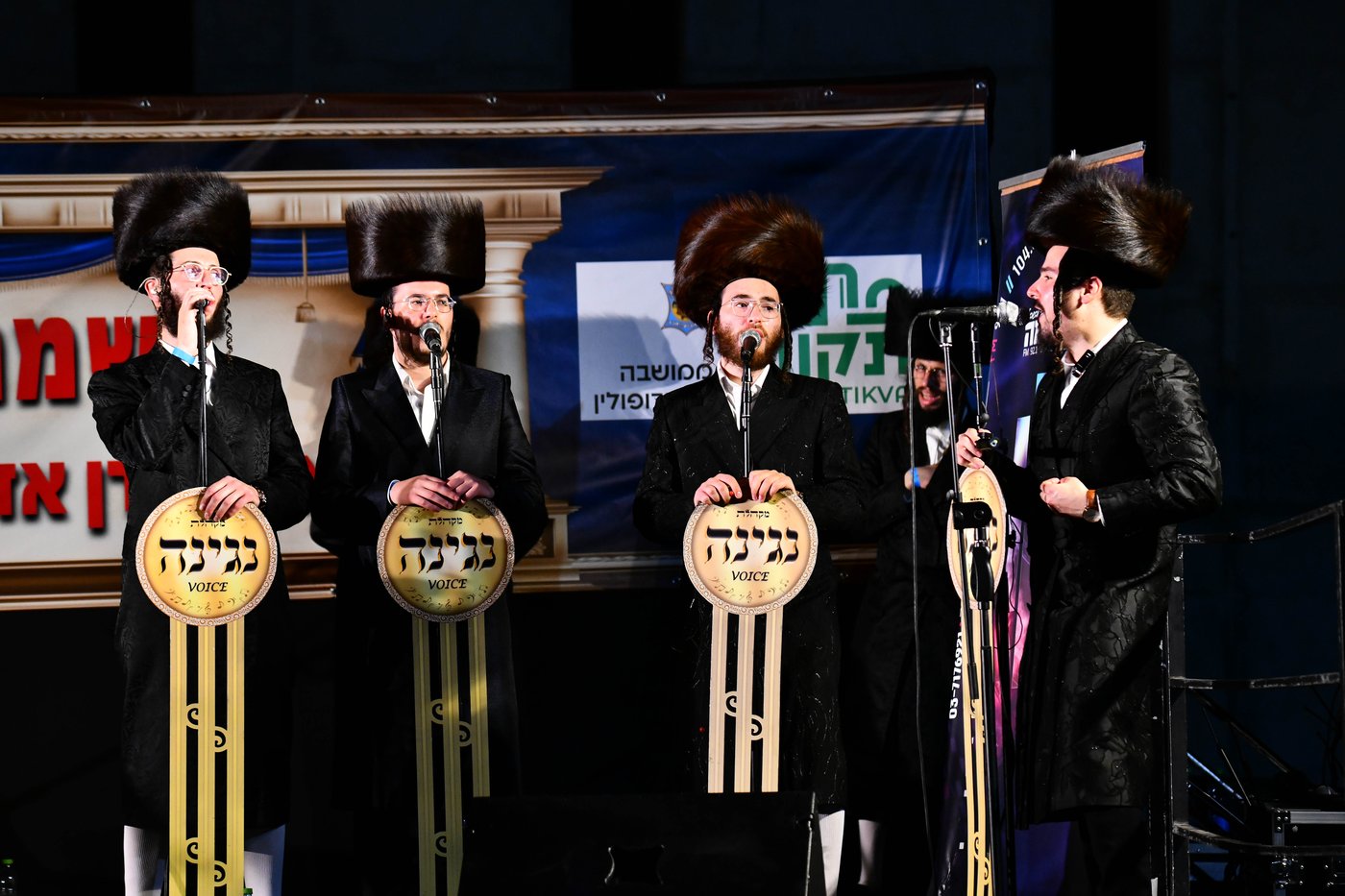 האדמו"ר ממישקולץ – מנהיגה הרוחני של פתח תקוה בנאומו: באצטדיון זה, בו צועקים גול אחד, אנו צועקים כעת ה' אחד!