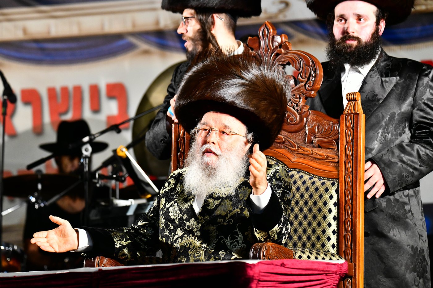 האדמו"ר ממישקולץ – מנהיגה הרוחני של פתח תקוה בנאומו: באצטדיון זה, בו צועקים גול אחד, אנו צועקים כעת ה' אחד!
