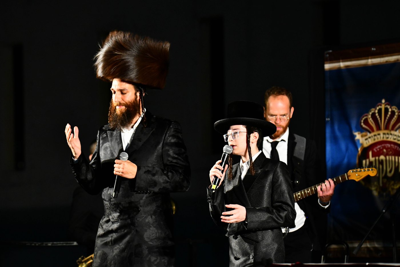 האדמו"ר ממישקולץ – מנהיגה הרוחני של פתח תקוה בנאומו: באצטדיון זה, בו צועקים גול אחד, אנו צועקים כעת ה' אחד!